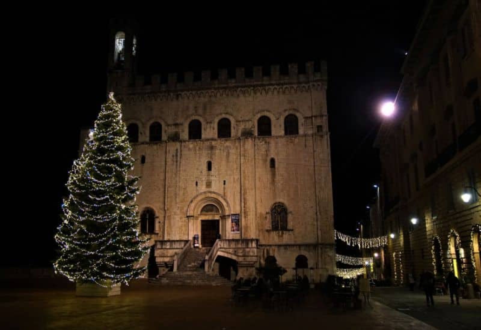 I nostri allestimenti luminosi per le città trasformano gli spazi urbani in scenari fiabeschi, con grandi cascate di luci a forma di stelle e palline in Umbria Toscana e Marche