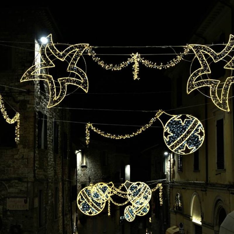 luci natalizie stelle e palline natalizie installazione a Perugia, Terni e centro italia