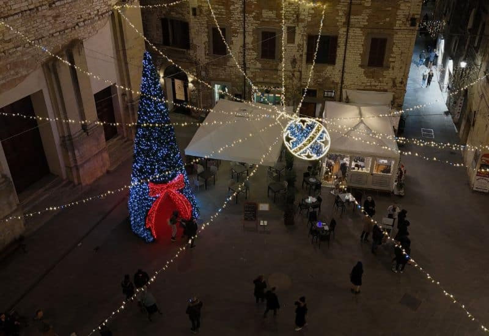 I nostri allestimenti luminosi per le città trasformano gli spazi urbani in scenari fiabeschi, con grandi cascate di luci a forma di stelle e palline in Umbria Toscana e Marche