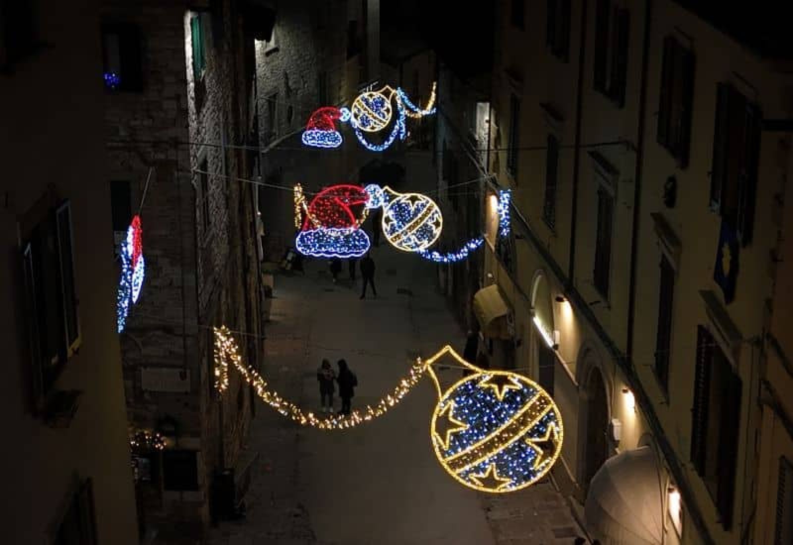 I nostri allestimenti luminosi per le città trasformano gli spazi urbani in scenari fiabeschi, con grandi cascate di luci a forma di stelle e palline in Umbria Toscana e Marche