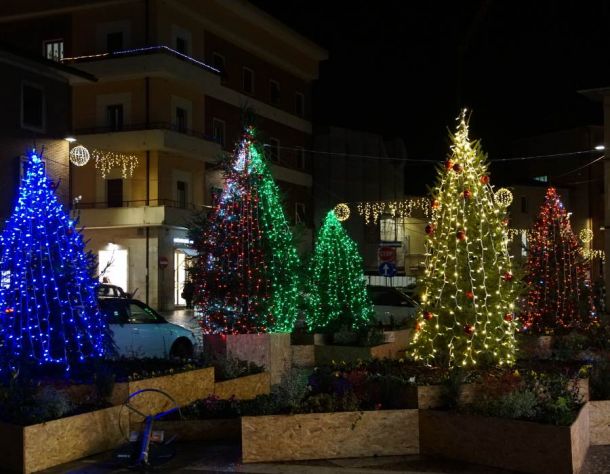 Alberi decorativi di natale installazione a Perugia, Terni e centro italia 