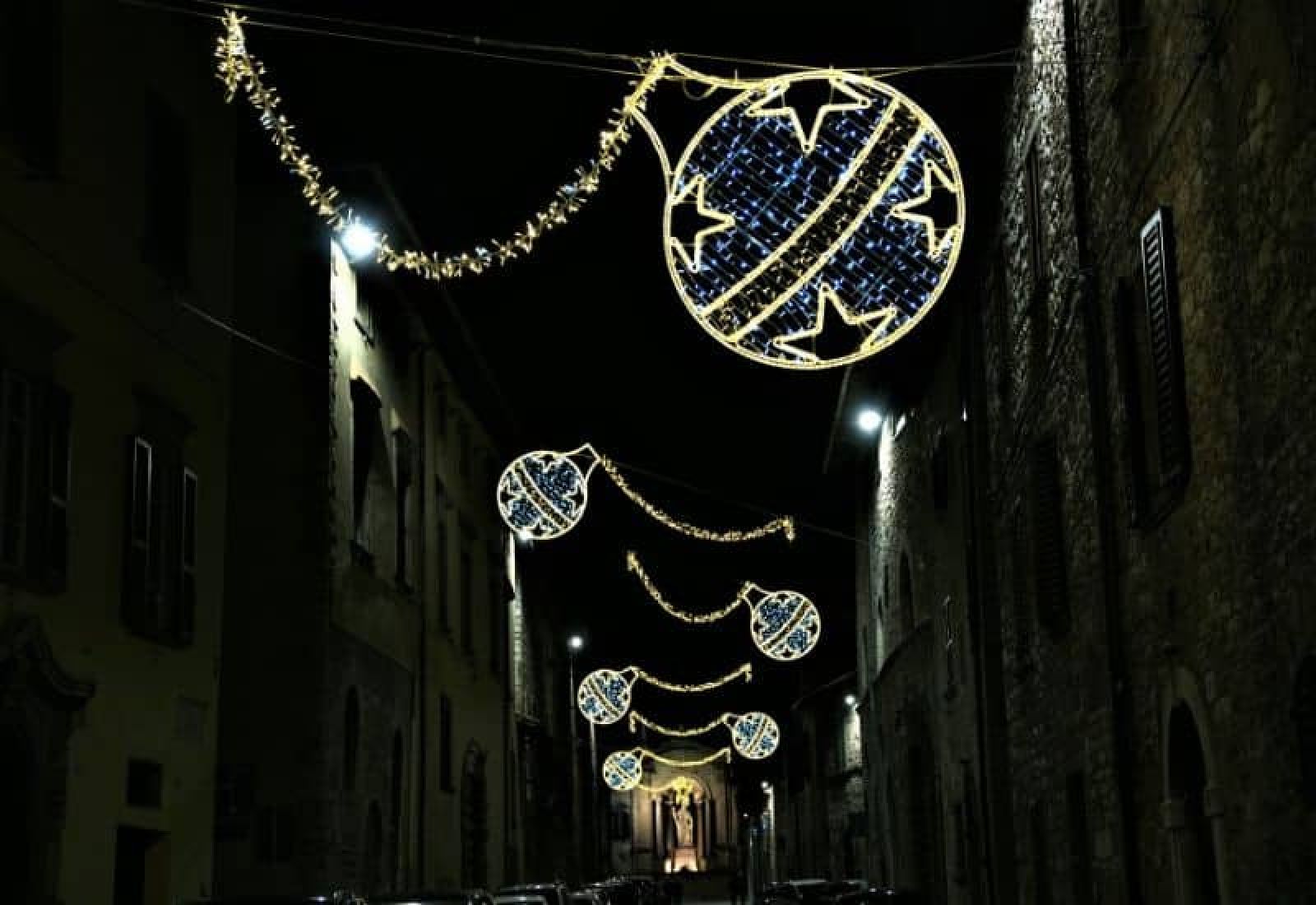 I nostri allestimenti luminosi per le città trasformano gli spazi urbani in scenari fiabeschi, con grandi cascate di luci a forma di stelle e palline in Umbria Toscana e Marche